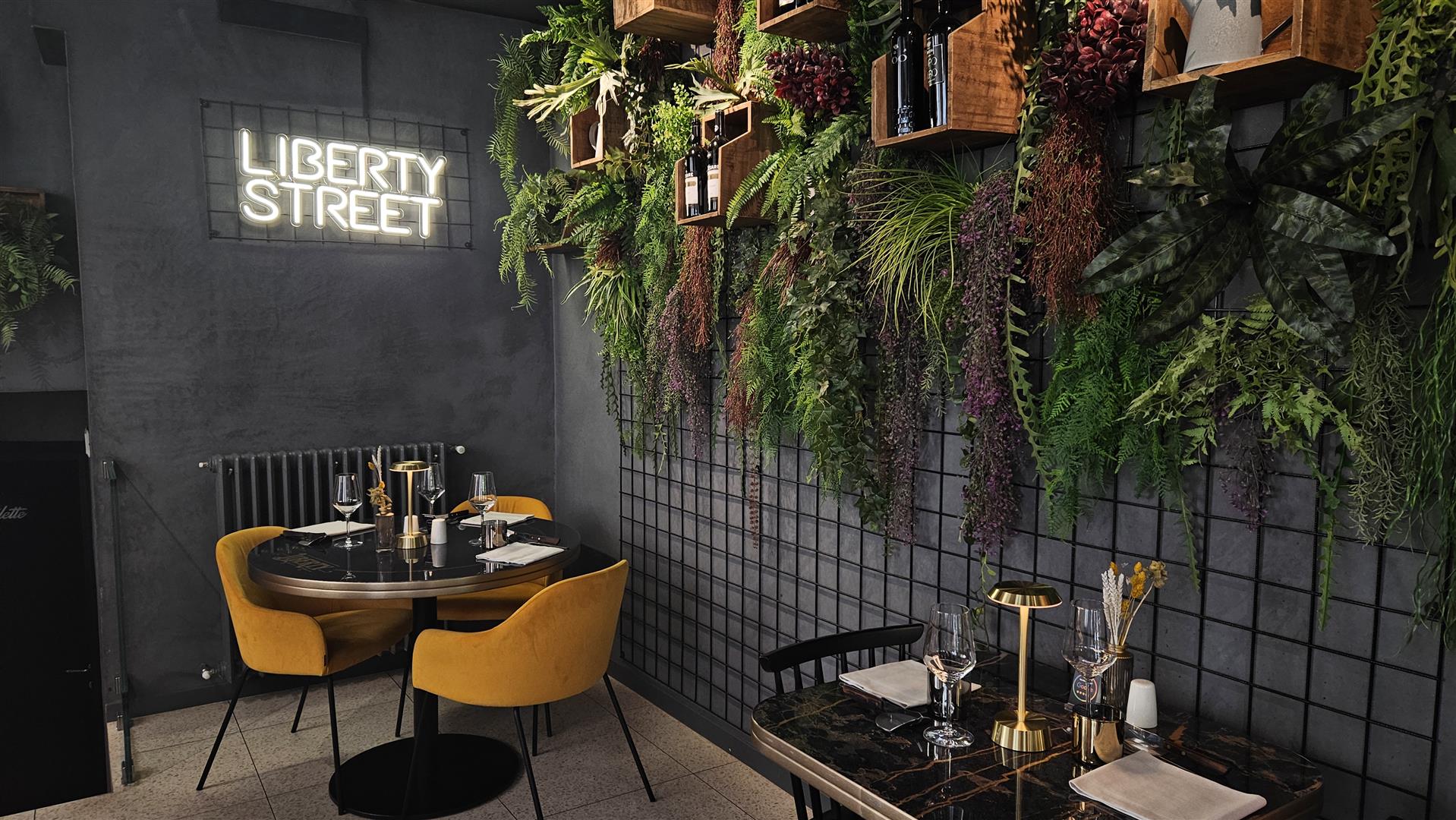 Sala con muro verde